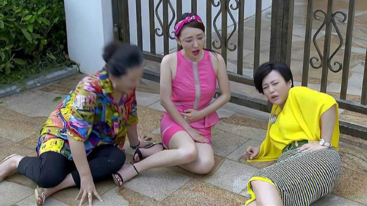 怀孕前妻摔倒在地，心机女竟故意压她的肚子，简直太狠毒了！_高清