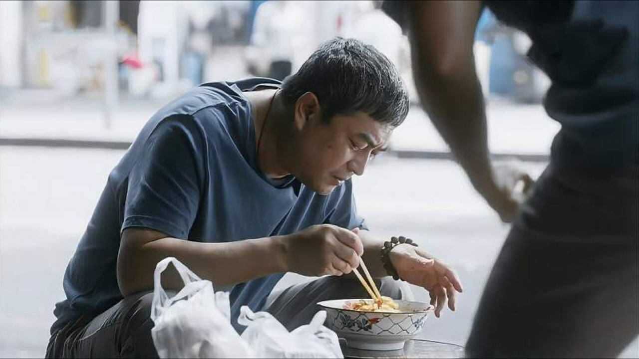 影视张嘉译吃油泼面即使蹲在路边都让人看着口水直流