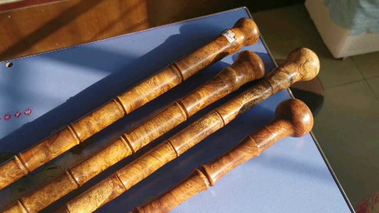 盘他,麻梨疙瘩做的手杖,可以边走边盘,一杖在手,任尔风流