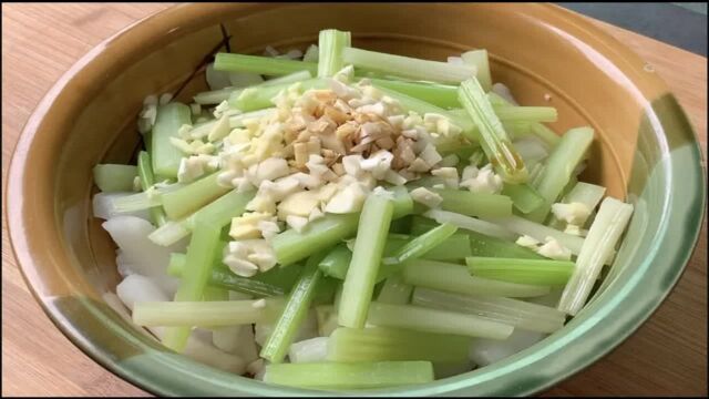 自从学会芹菜白萝卜这样做,天天吃都不腻,比吃肉还香,酸辣爽口