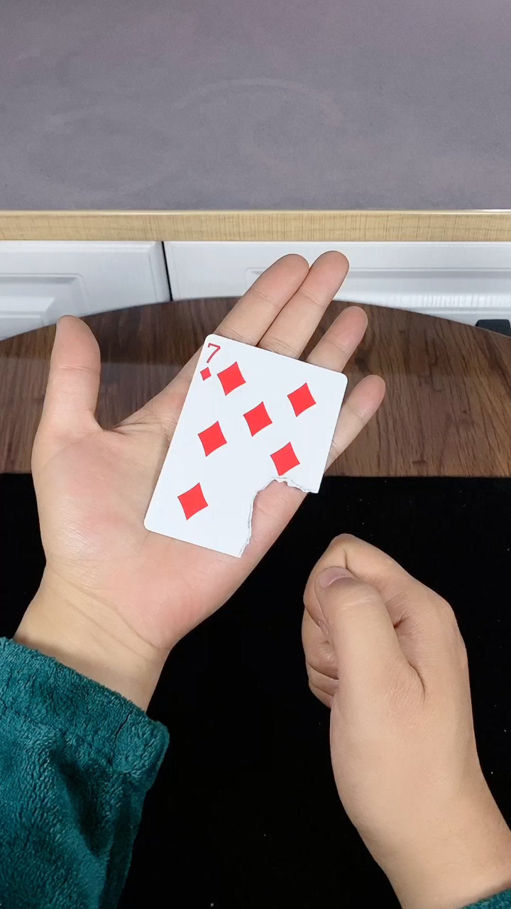 高级纸牌悬浮术这是什么原理