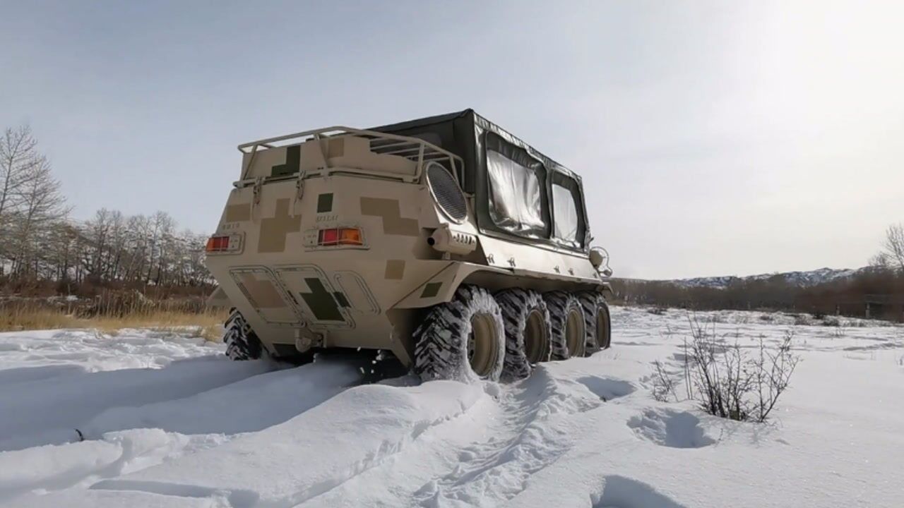 边防战士开八驱全地形车巡逻