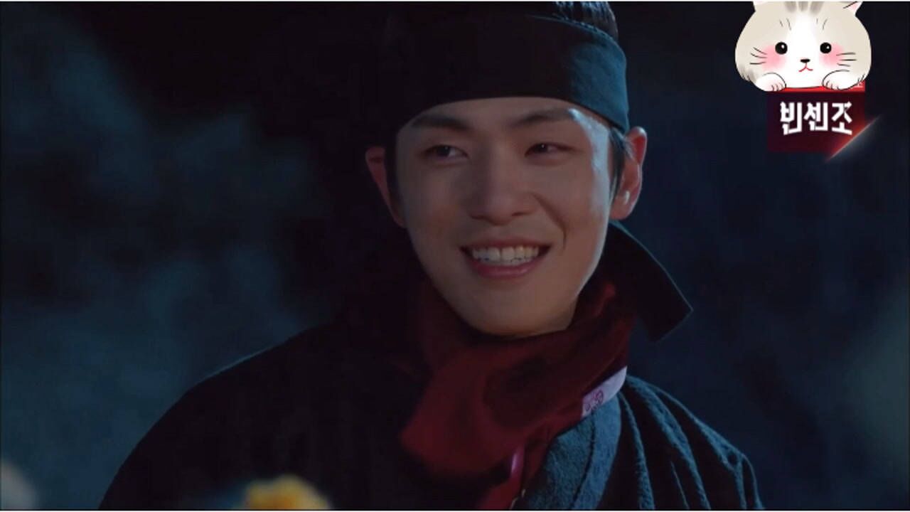 哲仁王后王后抢烤地瓜吃得津津有味男主一脸宠溺看着她笑得好甜