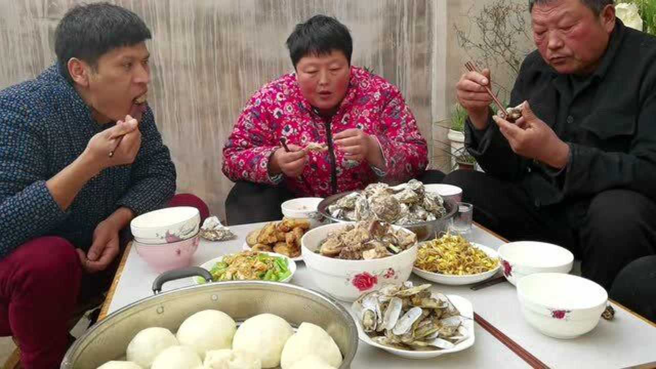 240斤胖妈彻底放弃身材,回娘家吃海蛎子炖鸡,看到她吃我都饿了