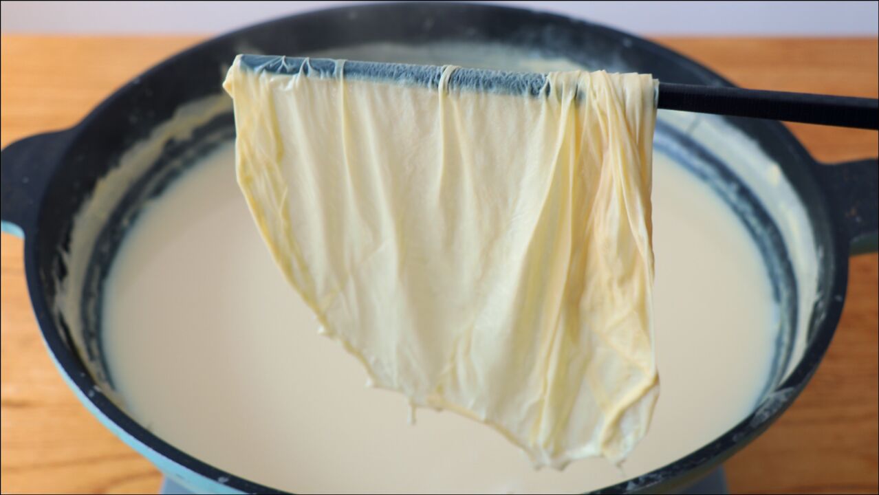 喝不完的豆浆用来做豆皮晒干是腐竹简单三步一大盘营养美味