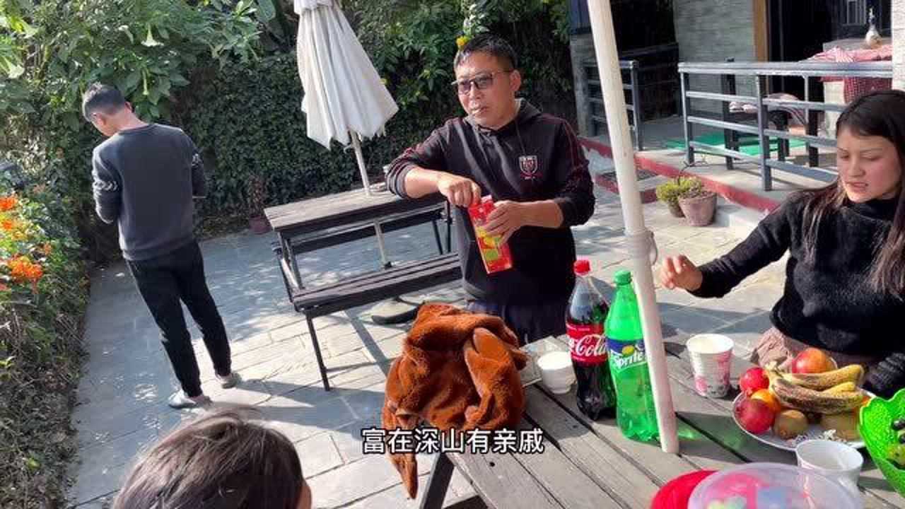 尼泊尔高哥烧鸡的孩子图片