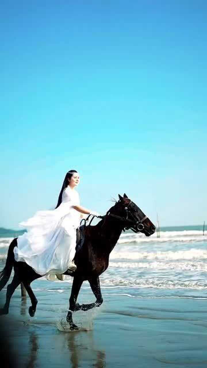 美女在海边骑马