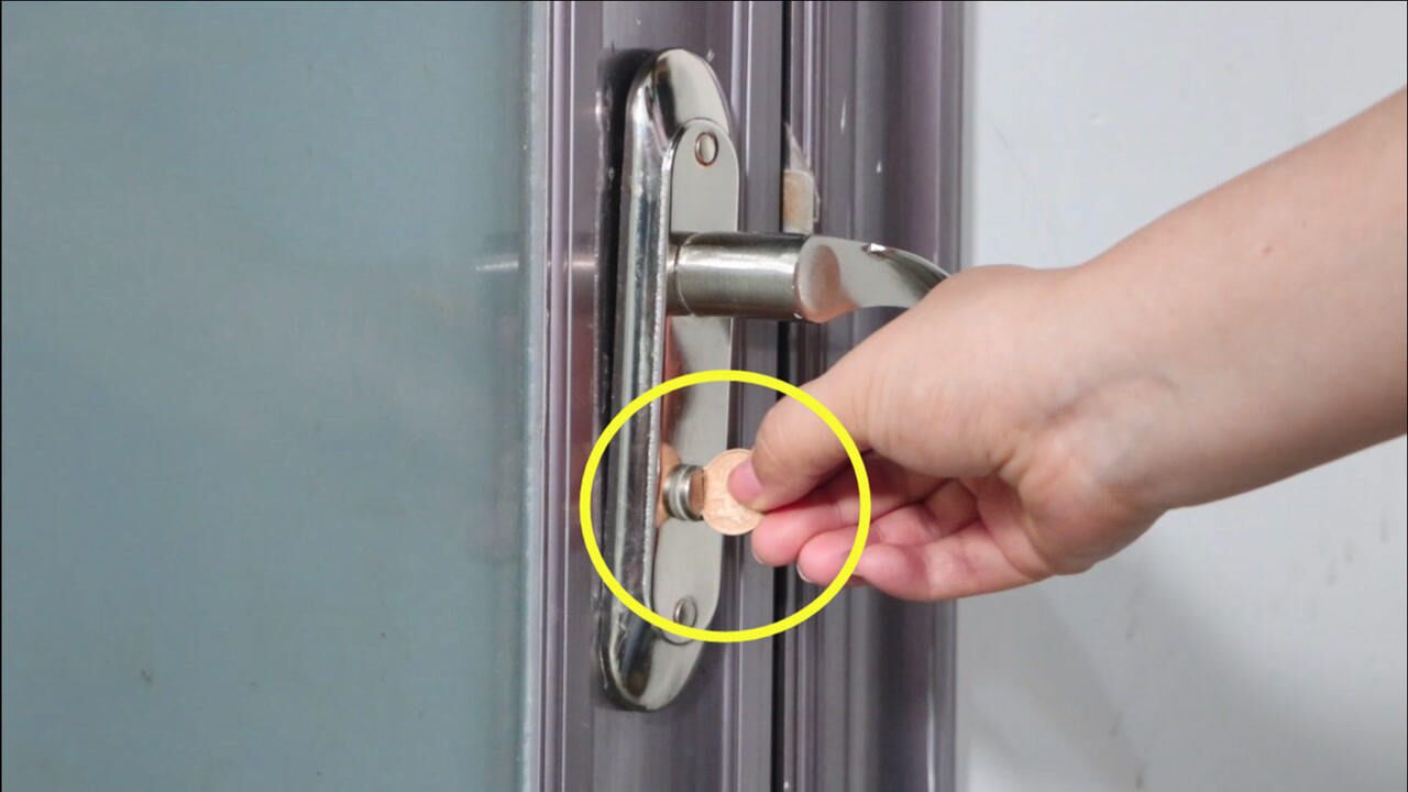 门被反锁别着急只需一枚硬币1秒立马打开再不用花钱找锁匠