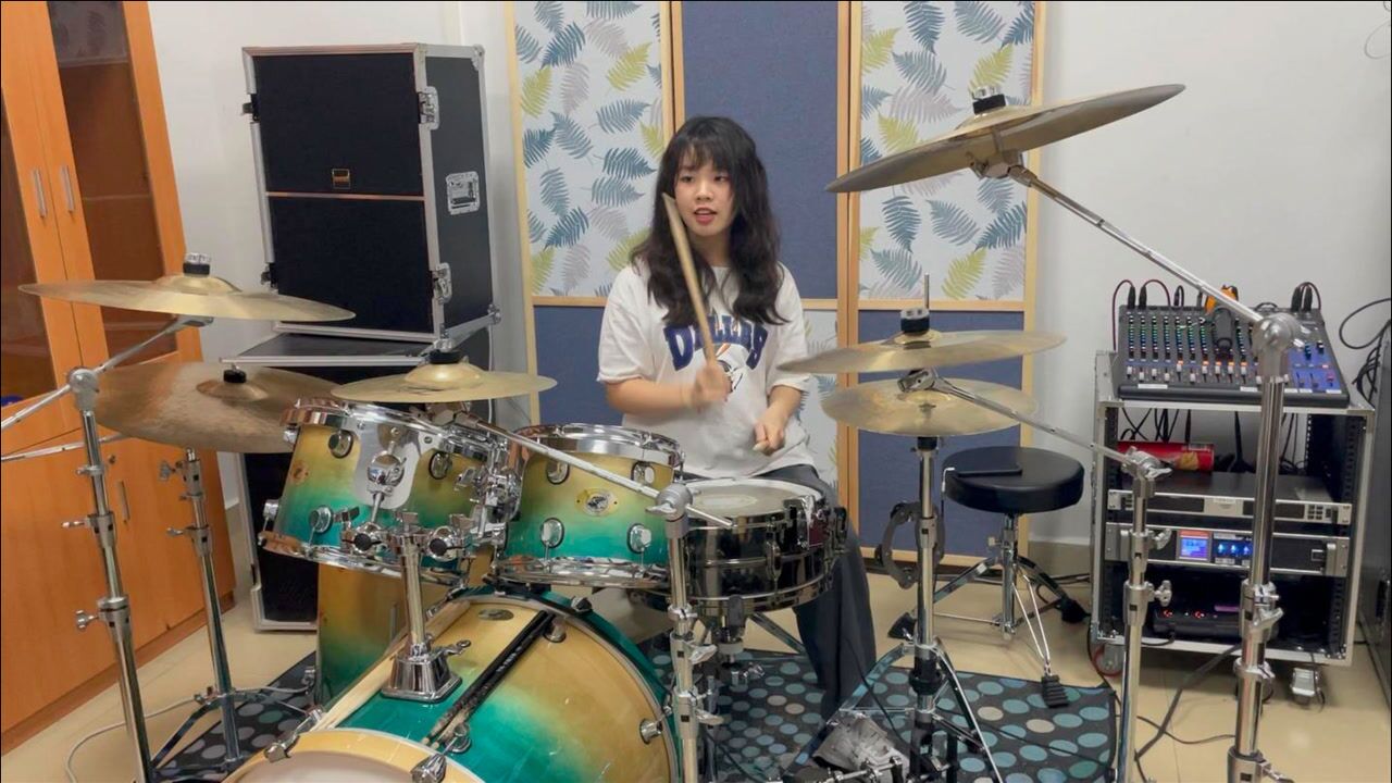 鼓手豆豆姐姐架子鼓演奏多年以后