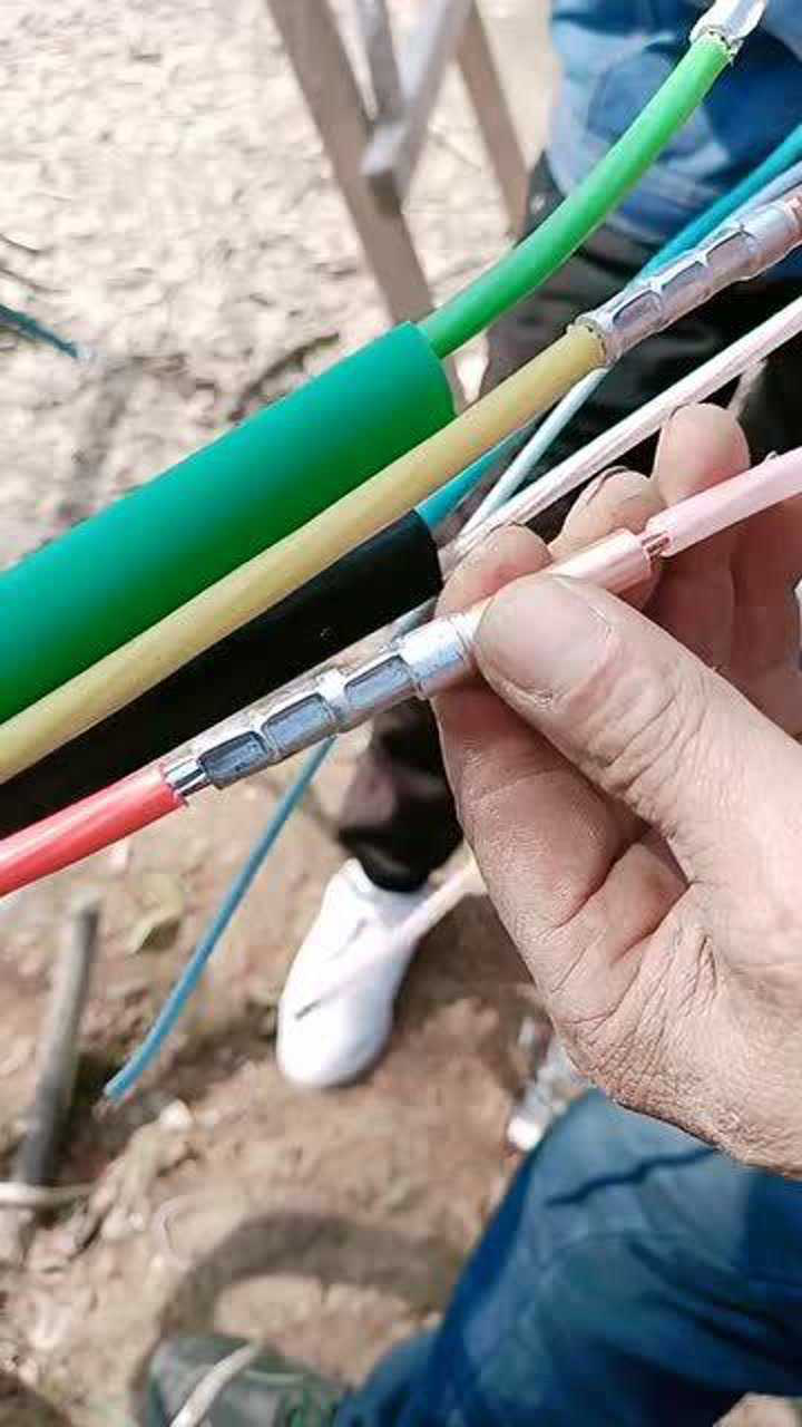 低压铝芯电缆与铜芯电缆热缩中间接头制作师傅们干的小心翼翼