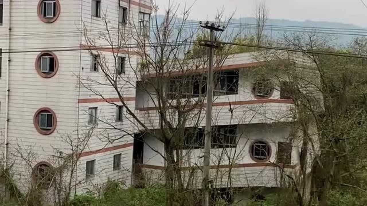 很大的一个学校,为什么就这样给废弃了,这里面的原因一直没解开!_高清1080P在线观看平台_腾讯视频