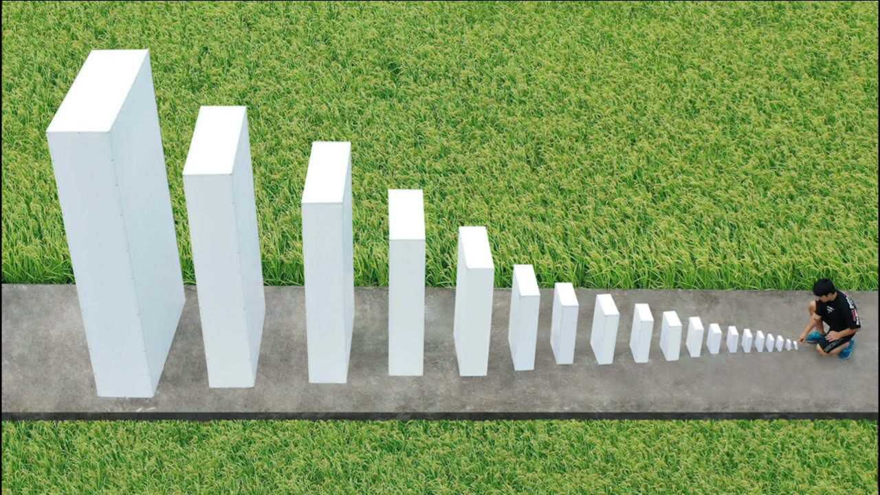 不可思议的多米诺骨牌推倒的一瞬间画面简直太过瘾了
