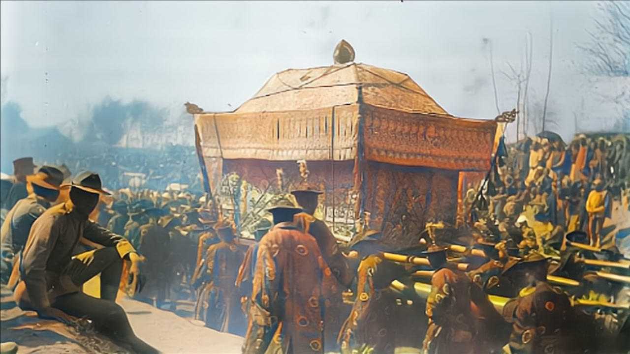 光绪皇帝葬礼现场,7920人抬棺,百姓像看热闹一样站着