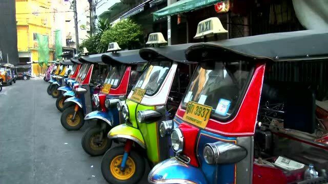 泰国三轮车得名于其引擎的声音当地人叫突突车还有称呼是山姆罗在拥堵