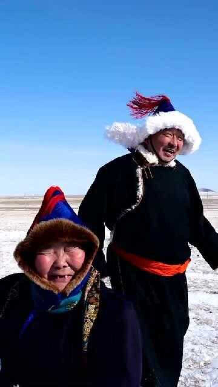 阿爸阿妈好友相聚又回到了他们年轻的时候为他们感到高兴