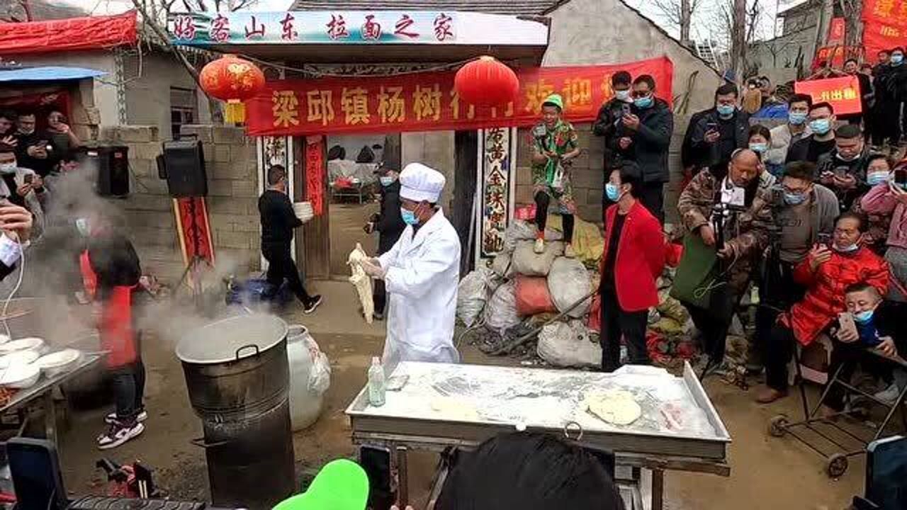 拉面哥在家门口拉面家门口像旅游景点一样火爆比大牌明星还红