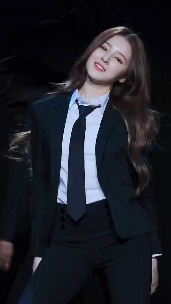 微胖女神nancy李承利小西装和灰色裙子你们更喜欢那个我要上热门