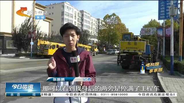 “禁止驶入”标识下停满货车,导致机非混行,交警执法立竿见影