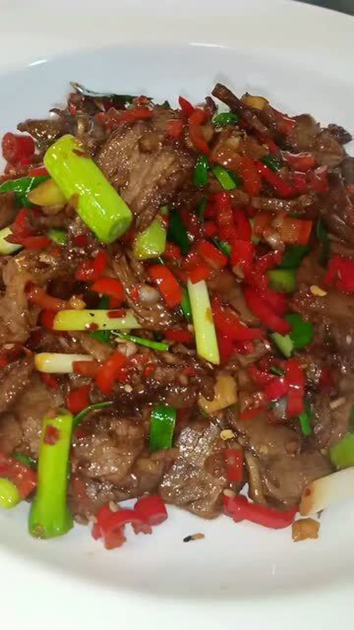 大蒜炒滷牛肉,分量夠足,價格實惠