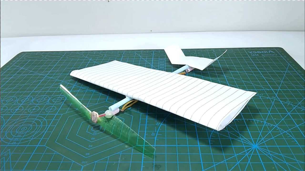 如何制作一款带螺旋桨的纸飞机可惜试飞现场有些悲壮