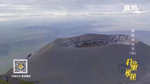 外国冒险家冒死爬上活火山，原来火山口的风景这么好！