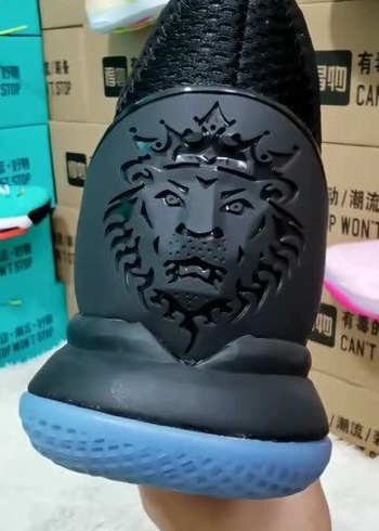 詹姆斯4代狮子头黑金配色篮球鞋开箱鉴赏霸气十足