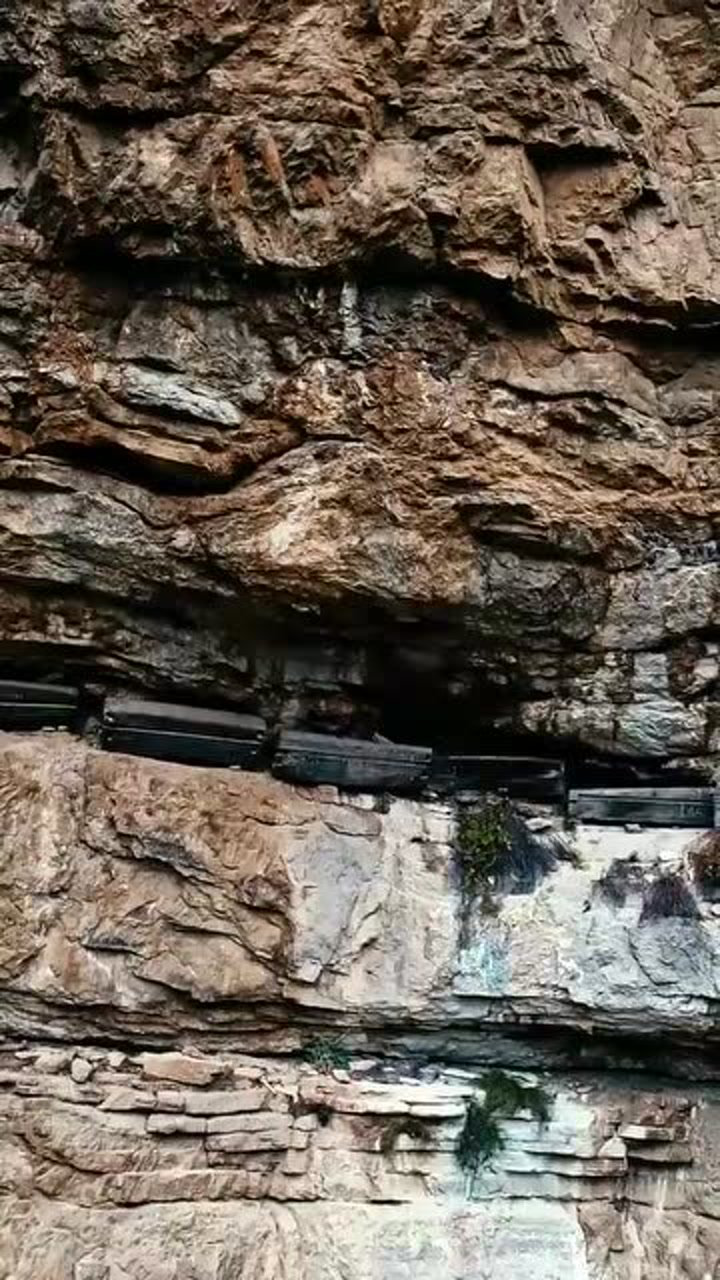 千年之谜三峡悬棺,这一幕惊呆了,网友:怎么抬上去的?