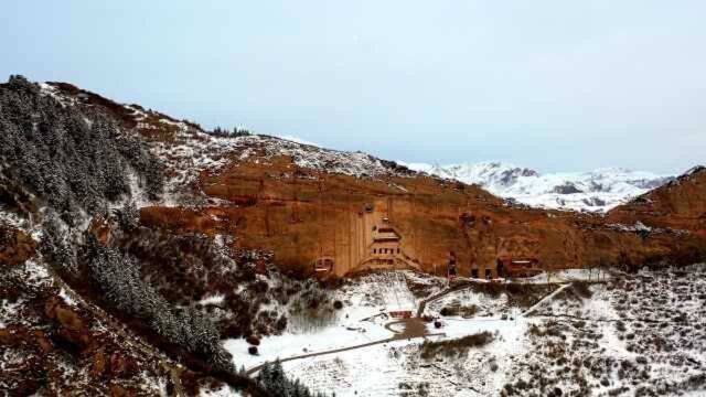 甘肃马蹄寺4月飘雪,不止有冰雪世界还有壮美河山