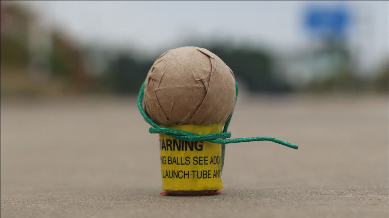 将烟花炮弹和小强放塑料罐中点燃后小强会怎么样呢