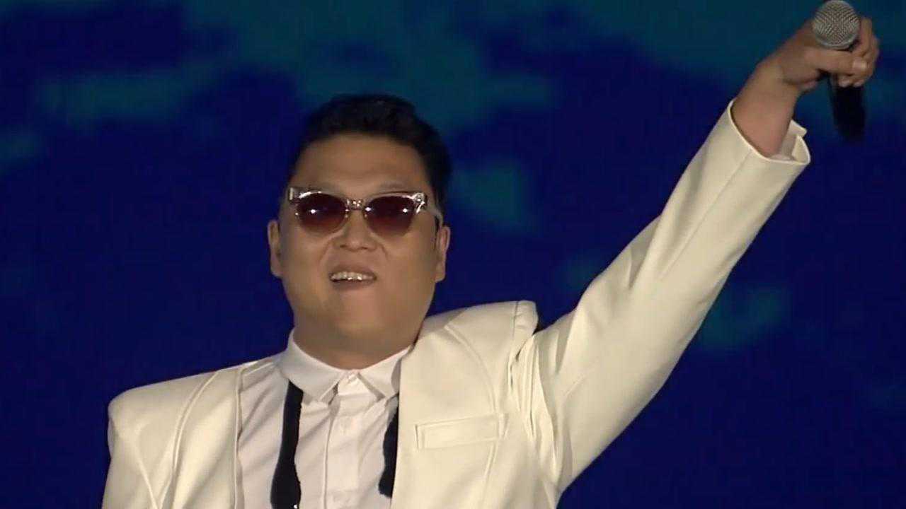 鸟叔现场演唱《江南style》，太嗨了，全场跟着一起跳骑马舞_高清