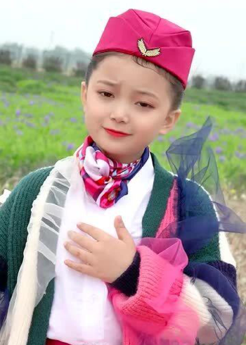 李悟演唱《风吹麦浪》,嗓音优美,真是才华横溢的小姑娘