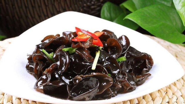 天热了,多吃木耳和大蒜,每周吃2次,还不了解有啥用太吃亏了