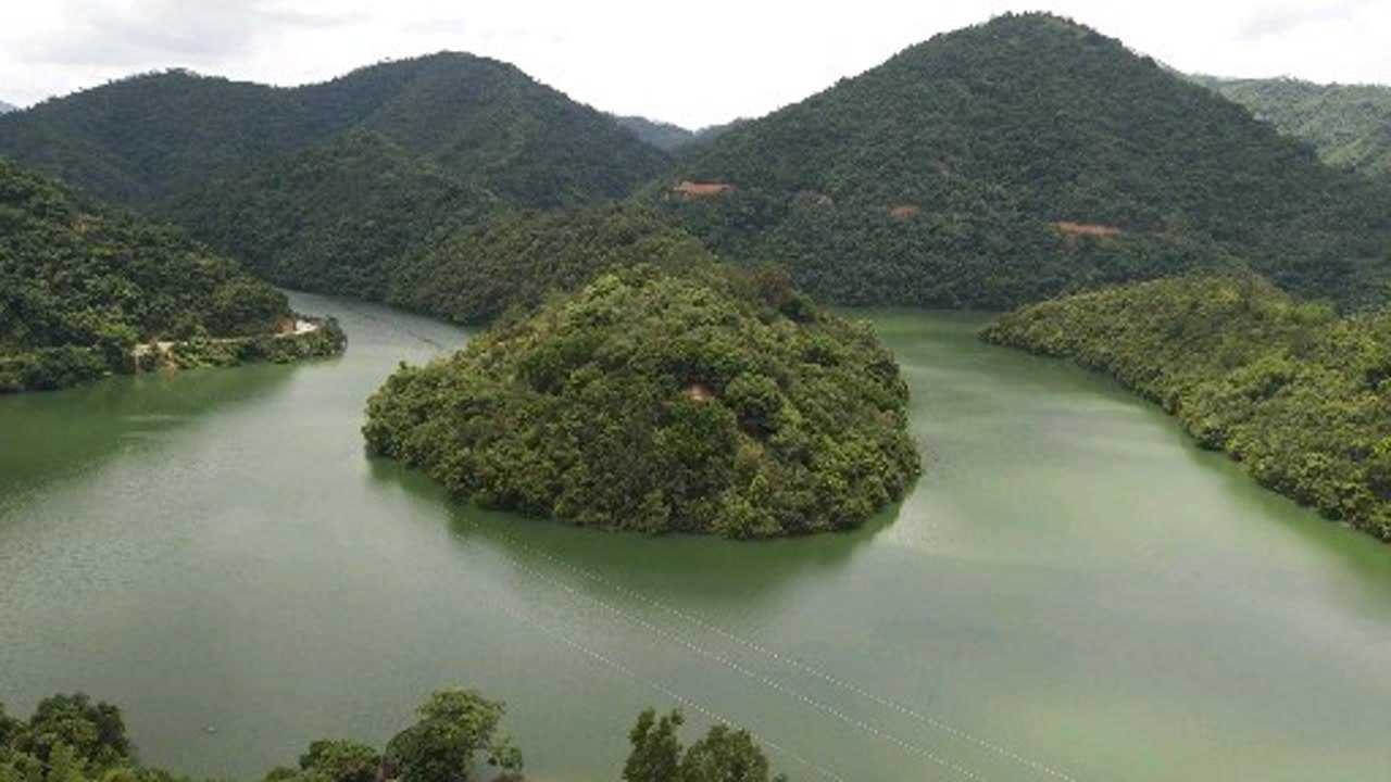 蟒蛇过江,九曲来水过明堂,明堂聚水,富贵吉祥