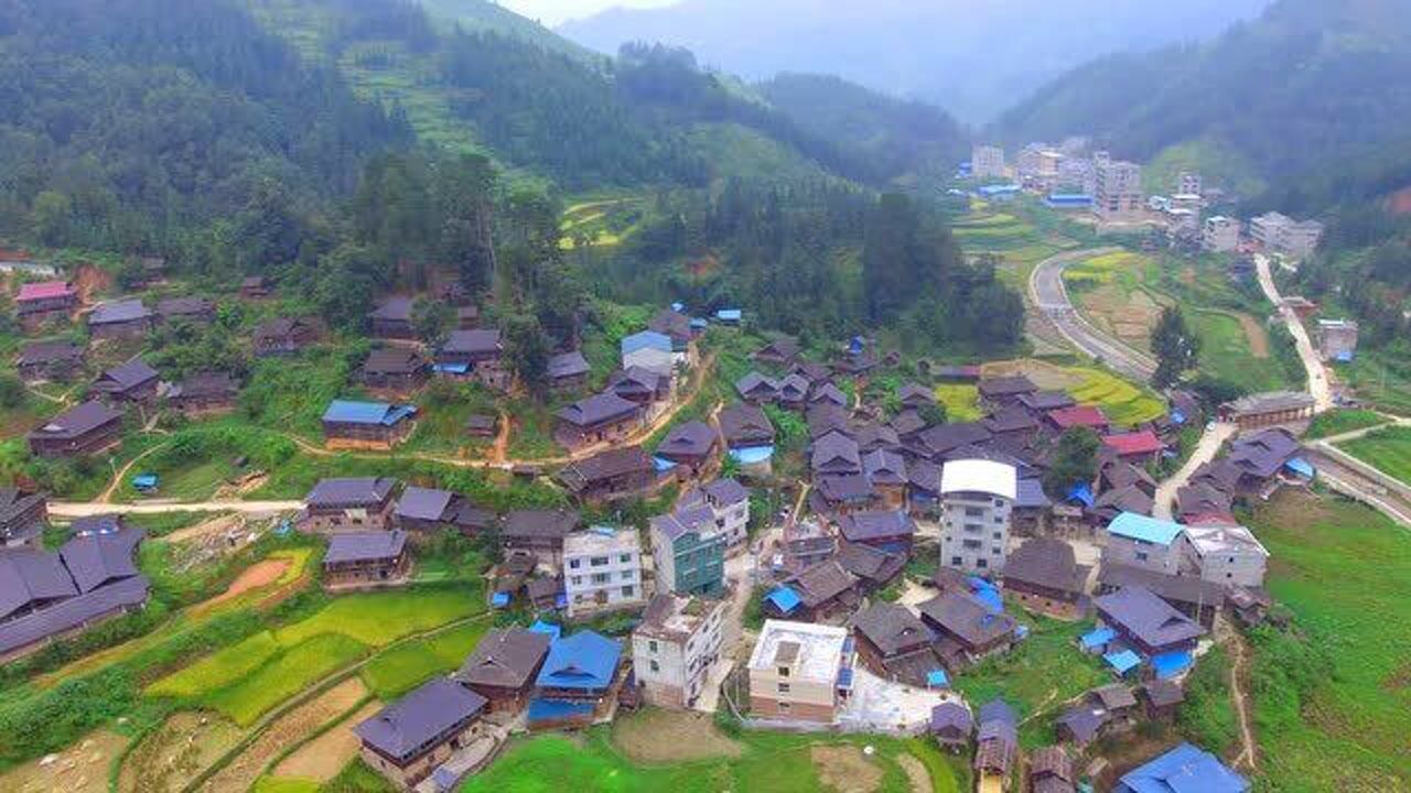 航拍农村一个风水宝地村庄背山面水这样的地形那才算风水宝地