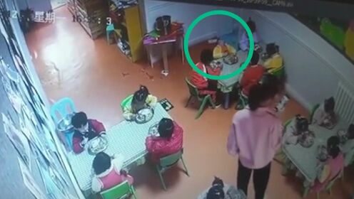甘肃兰州一幼童吃饭时被呛致死  事发时看护老师在一旁玩手机久未发觉
