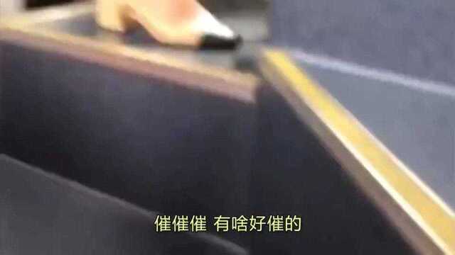 爆笑:两个妹子跳得这么带劲,完全暴露了在东莞的工作经历