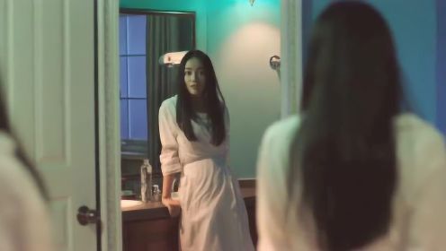 凄灵室-03，女子看着镜子的自己洋洋得意，没想到背后却有个鬼影！