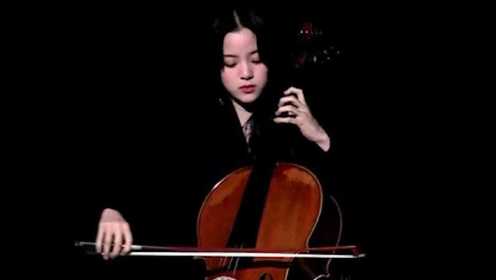 欧阳娜娜大提琴独奏，穿一身黑西装，气场全开！娜娜拉大提琴片段