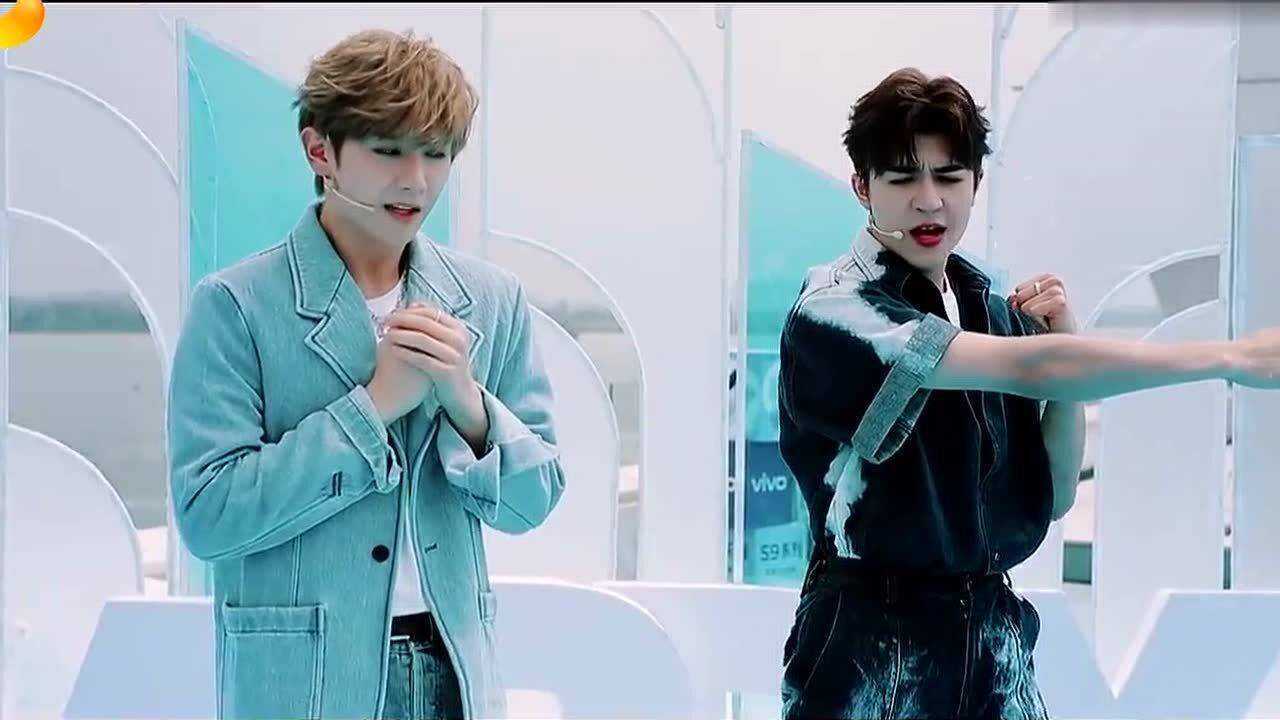 into1高卿尘尹浩宇演情侣,"摸脸杀"好甜,男友力爆棚