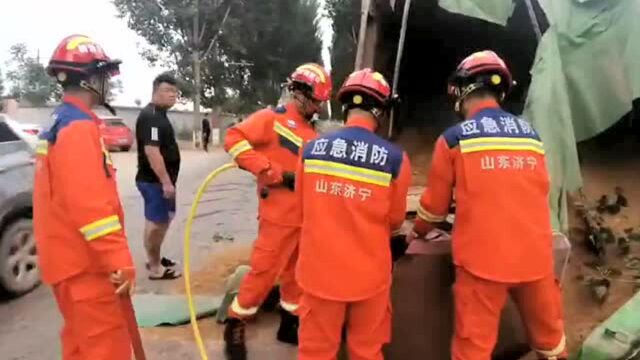 山东济宁:渣土车侧翻三轮车被埋 消防员紧急救援