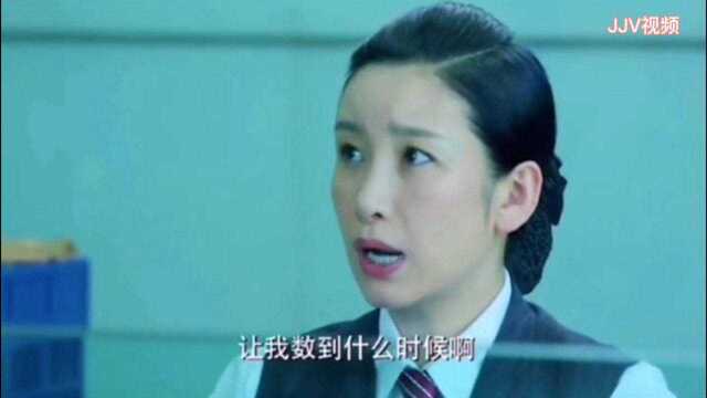 @乞丐提着麻袋到银行存钱被工作人员看不起,没想到乞丐这样做惊呆了银行所有人~