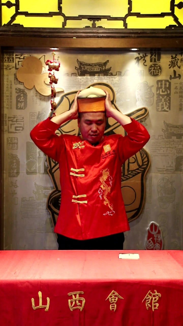 出访过几十个国家的山西面食非遗传承人头顶双刀削面堪称一绝