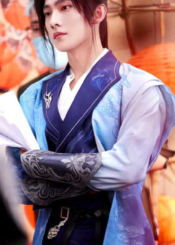 杨洋刀削般的脸庞,剑眉星目,面如冠玉,这张脸就是为古装而生的吧