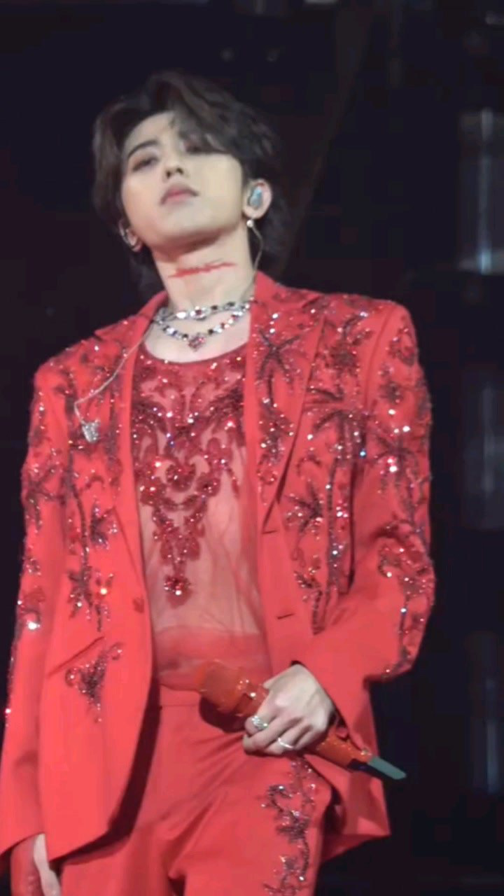 蔡徐坤2021个人巡回演唱会，五分钟的唱跳舞台一起来爽！够辣够性感_腾讯视频