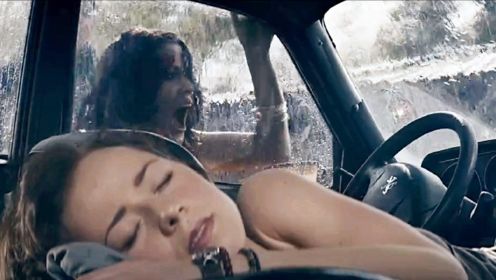 女子在车内熟睡，完全没有听到窗外的求救声，侥幸逃过一劫！