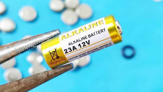 老电工揭秘:小钢炮电池为什么有12V电压,23A电流?很多人搞错了