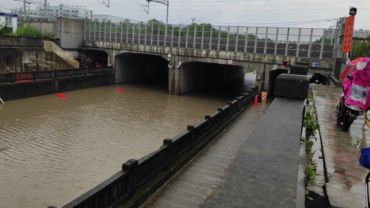 上海罕见的暴雨一言不合就淹铁路桥洞被淹最深积水近2米