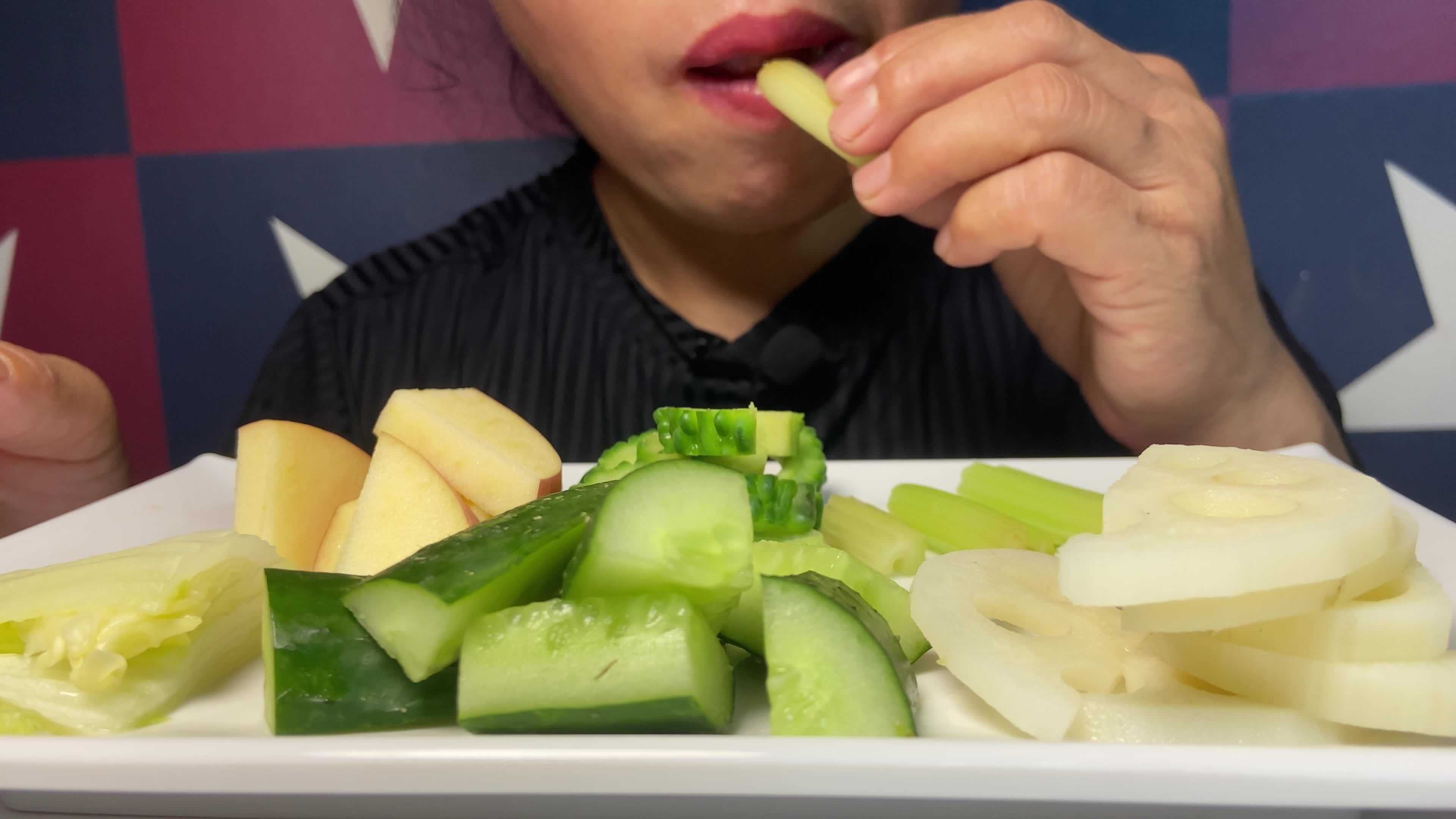 声控助眠#咀嚼声 爱吃美食的老阿姨,每天吃一些蔬菜水果_腾讯视频