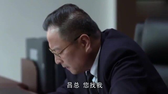 秘书进了办公室熟练的坐在办公桌上,腿也不老实