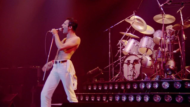 全世界都欠牙叔一个无线麦,网友:演唱会这走位太风骚,歌声都吸引不了